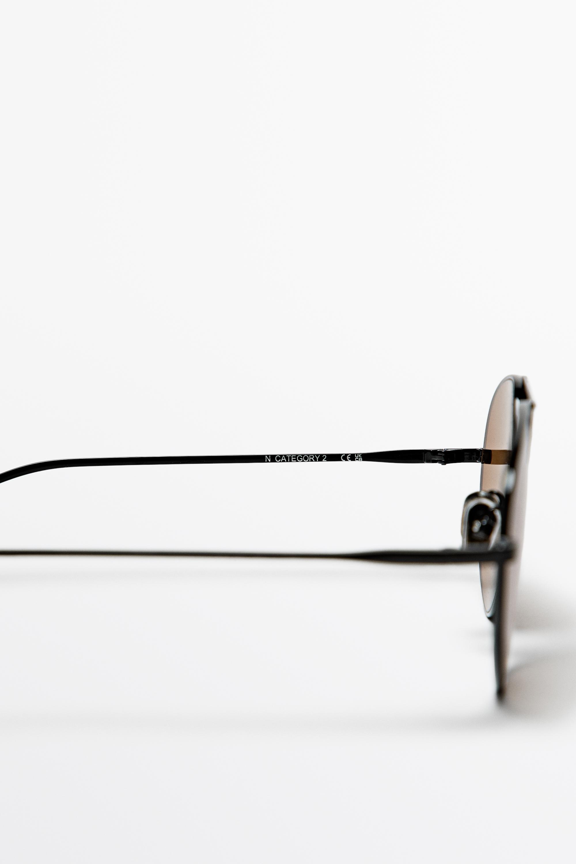 Metallic aviator sunglasses